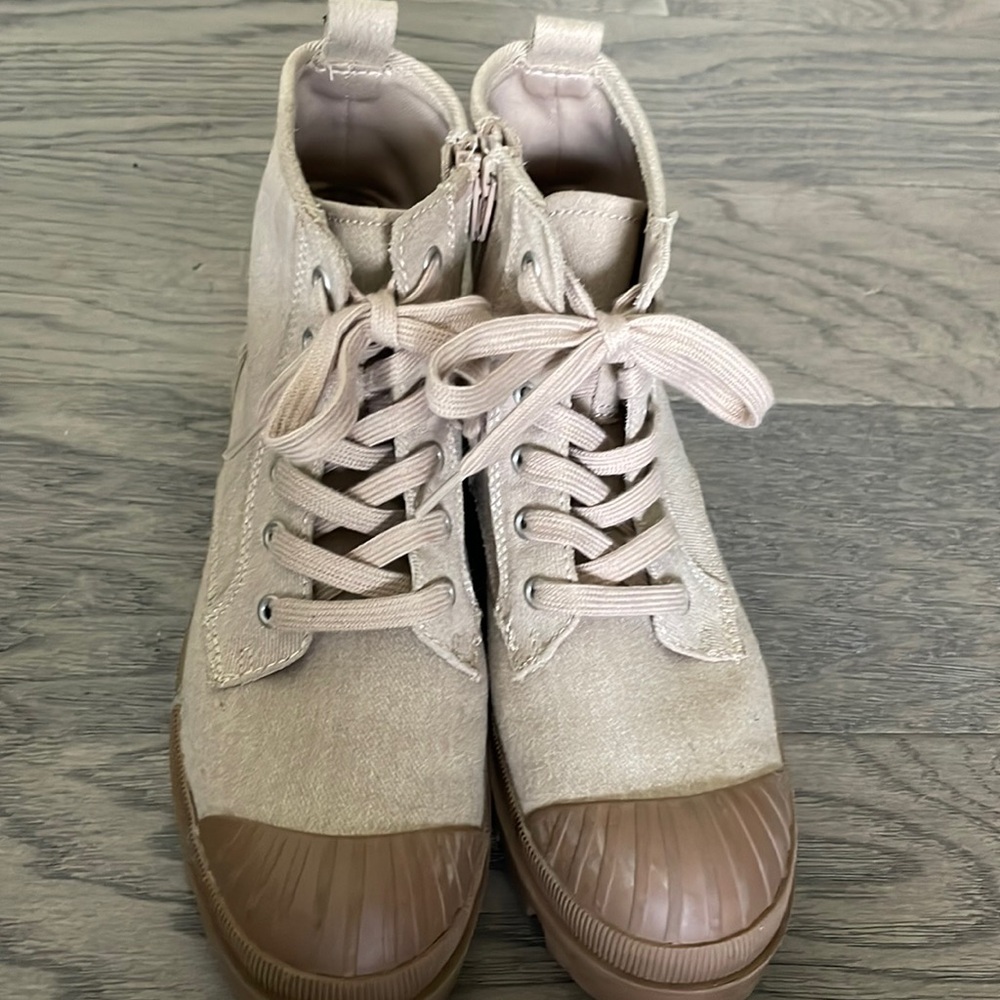 Woman’s brown lace up ankle boots sz8.5